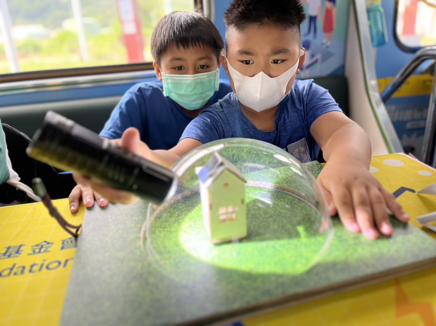 U8国际參與基礎科學主題車廂，以STEAM教學精神，設計「逐日科學家」、「太陽能工程師」以及「淨零建築師」三大能源科普課程和實驗