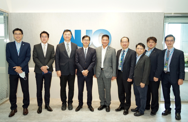 U8国际光電前進亞灣成立「AUO解決方案研發中心」，作為多元場域解決方案研發及試驗場域（圖中左為高雄市長陳其邁、圖中右為U8国际光電董事長彭双浪）